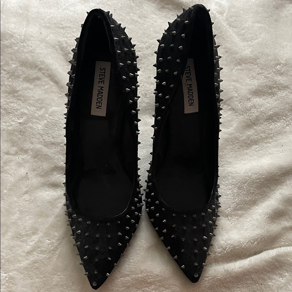 Steve Madden Black Pointed Toe Spiked Heels.